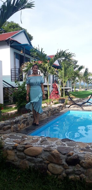 Piscine extérieure, chaises longues