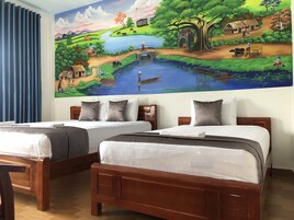 Minibar, decoración personalizada, muebles diferentes y escritorio 