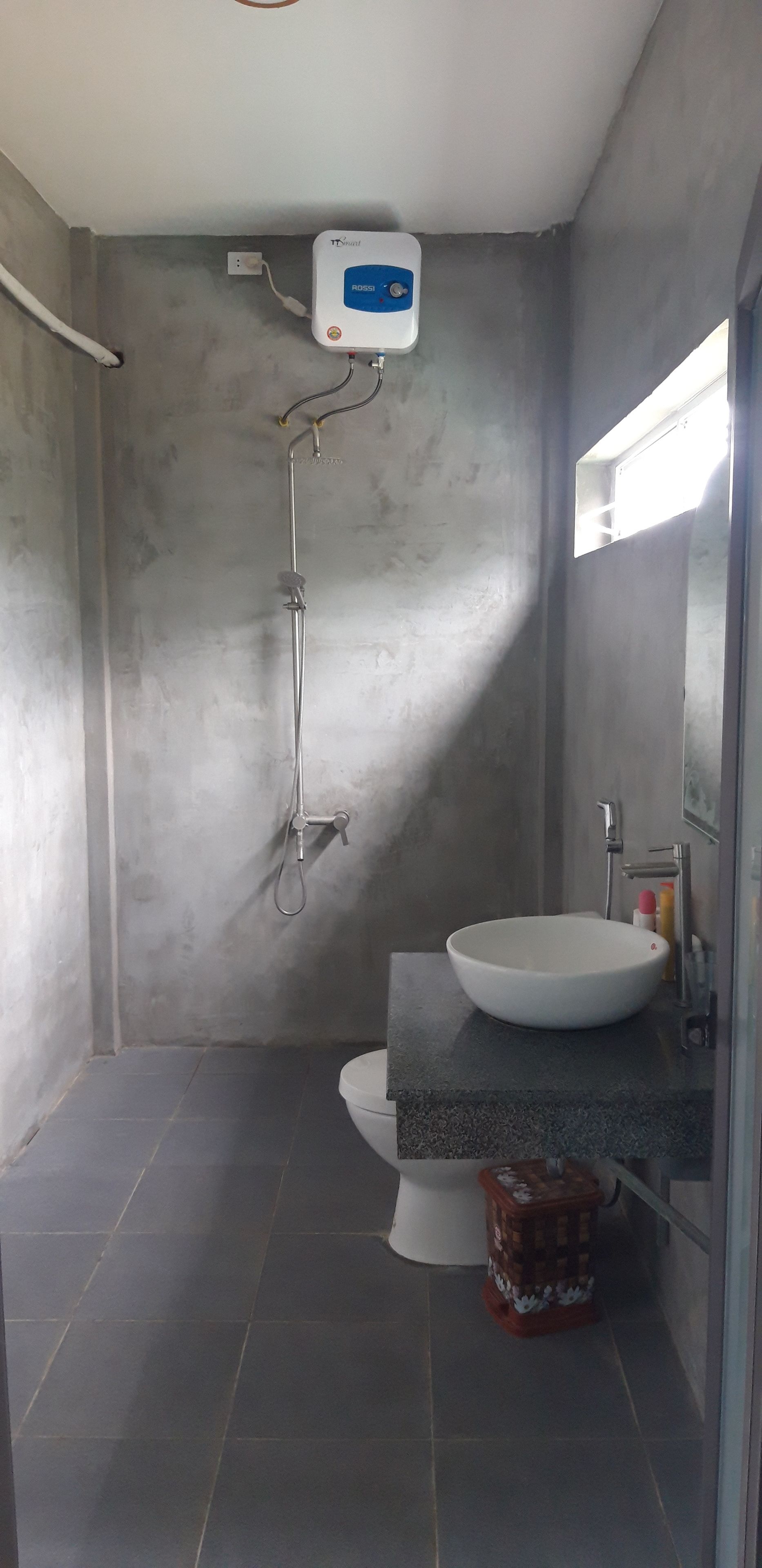 Shower, hydromassage showerhead, free toiletries, hair dryer