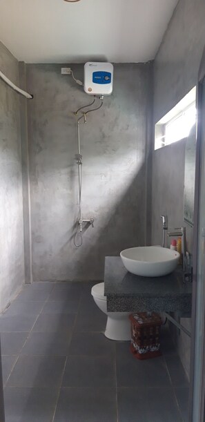 Douche, douche hydromassante, articles de toilette gratuits