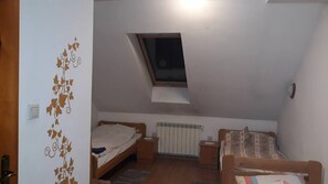 9 bedrooms, iron/ironing board, WiFi, bed sheets - Hotel Gajówka w Wywłoczce (Zwierzyniec)