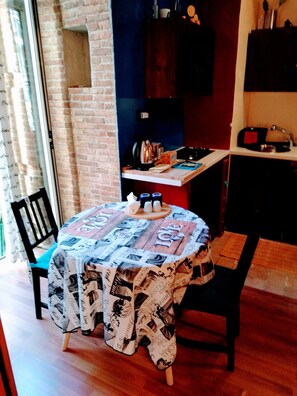 Réfrigérateur, four, plaque de cuisson, cafetière/bouilloire