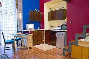Fridge, oven, stovetop, coffee/tea maker