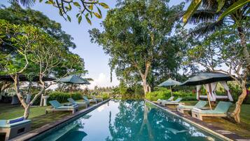 Una piscina al aire libre