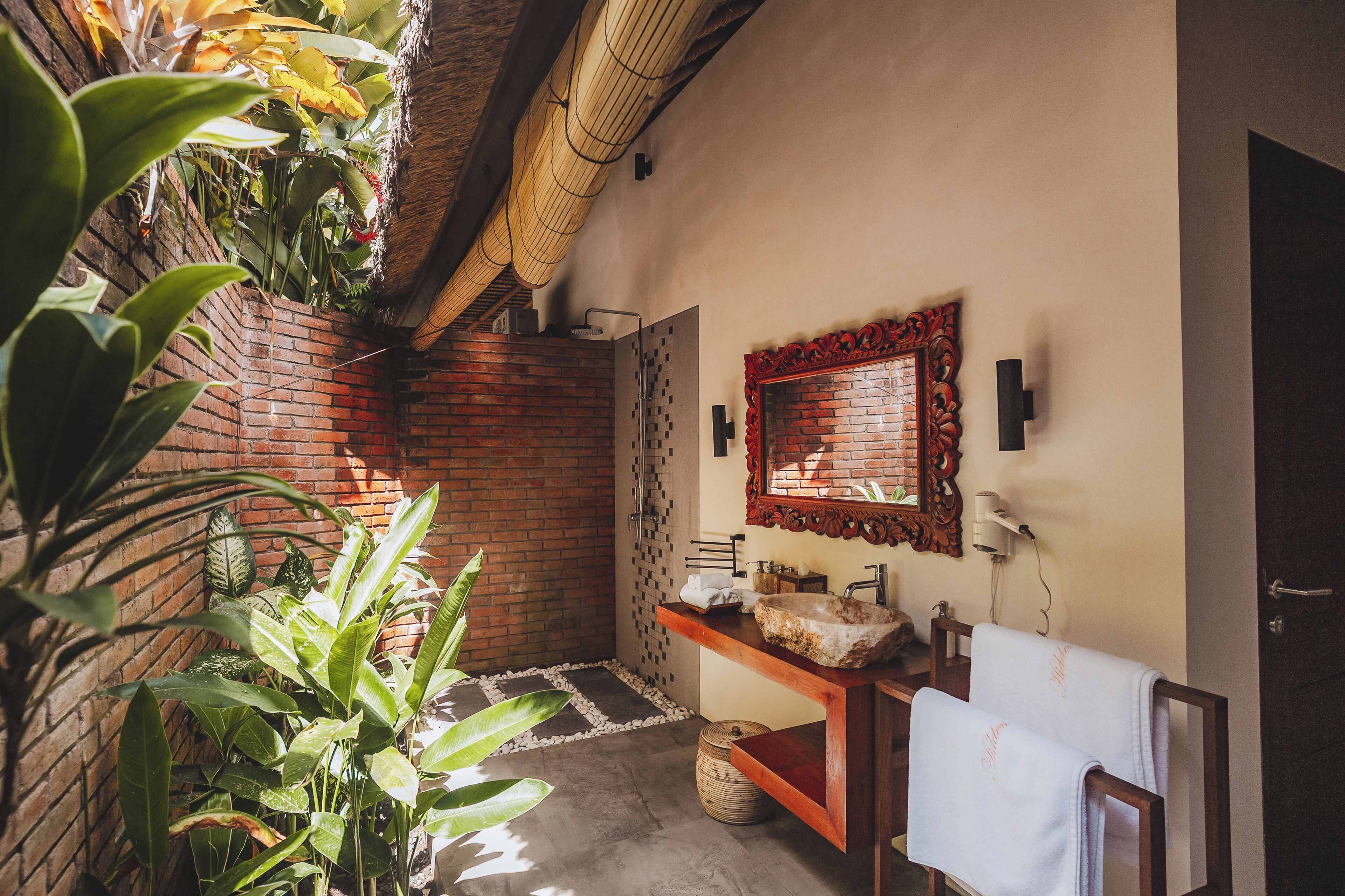 Deluxe Suite, Garden View | Bathroom | Free toiletries, hair dryer, bathrobes, towels