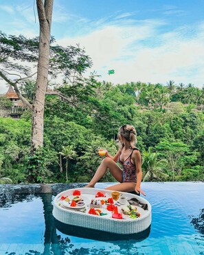 Una piscina al aire libre