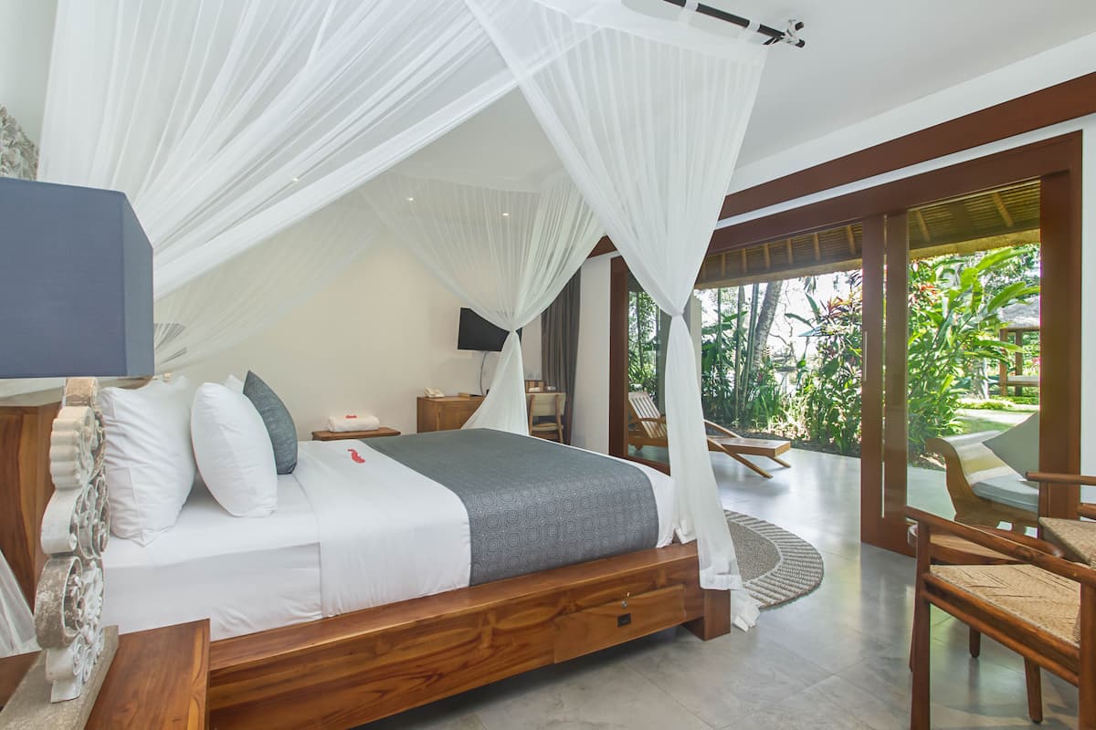 Deluxe Suite, Garden View | 1 bedroom, minibar, in-room safe, desk
