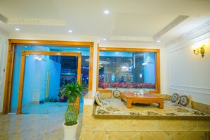 Lobby sitting area - Hong Tung Hotel (Da Lat)