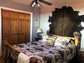 2 habitaciones, escritorio y tabla de planchar con plancha 
