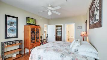 3 soverom, skrivebord, strykejern/-brett og reiseseng for barn