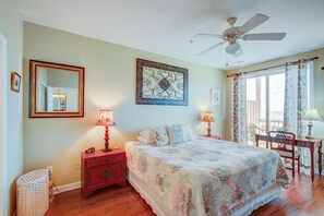 3 habitaciones, escritorio y tabla de planchar con plancha 