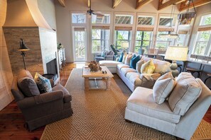 Televisie, een open haard, een dvd-speler en boeken