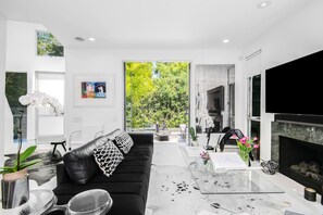 Smart TV, chimenea, biblioteca musical y estéreo 