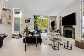 Smart TV, caminetto, biblioteca musicale, impianto stereo