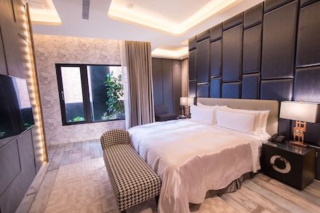 Elite Suite (Check in after 21:00) | Premium bedding, minibar, individually decorated, individually furnished