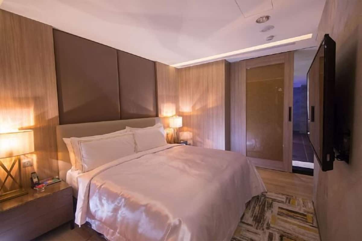 Ropa de cama de alta calidad, minibar y decoración personalizada