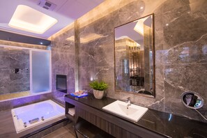 Suite Élite (Check in after 21:00) | Salle de bain | Douche, articles de toilette gratuits, sèche-cheveux, chaussons