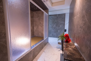 Elite Suite (Check in after 21:00) | Bathroom | Shower, free toiletries, hair dryer, slippers - J Moon Villa Motel (New Taipei City)