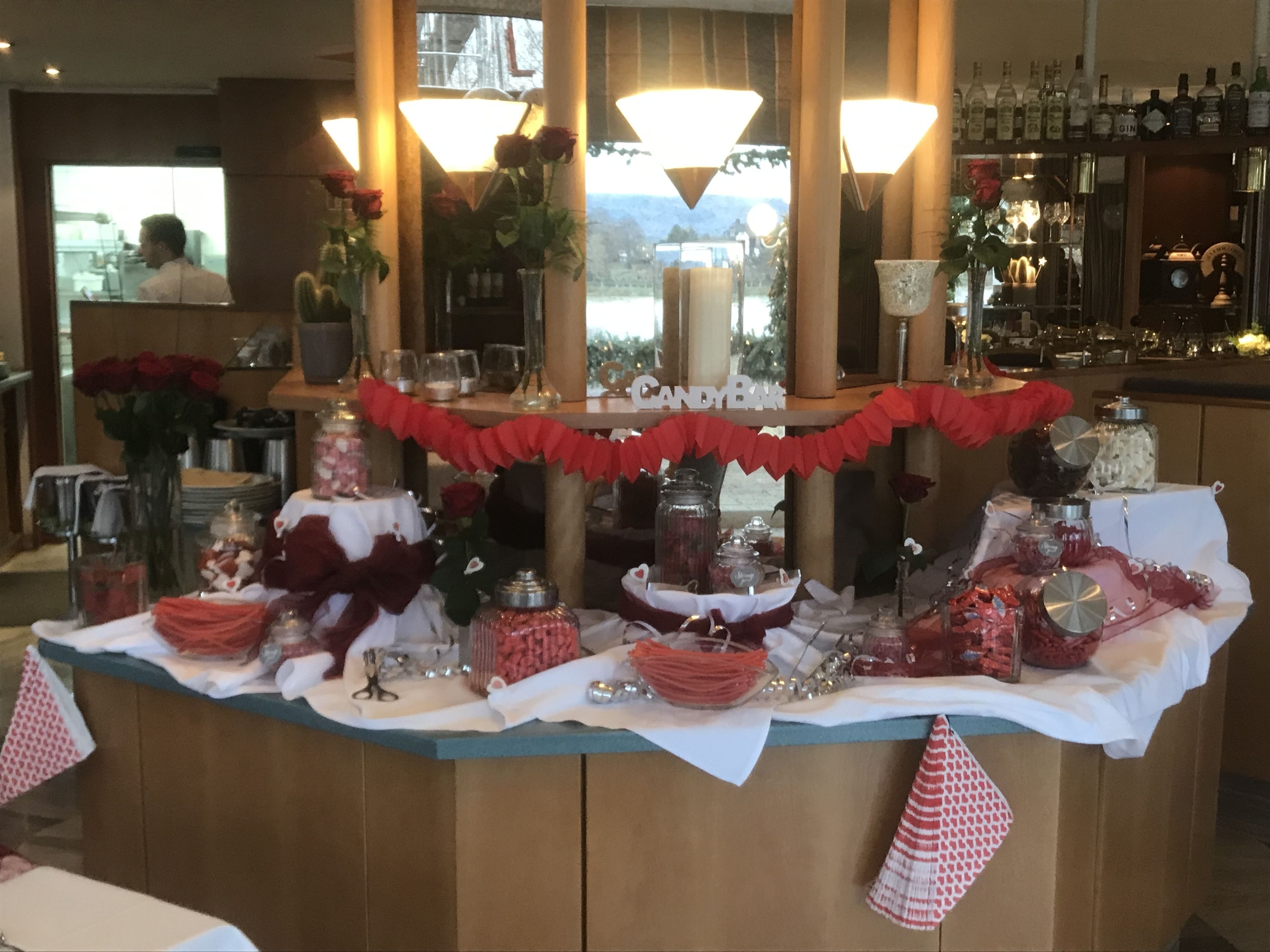 Petit déjeuner buffet servi en semaine (10 EUR par personne)