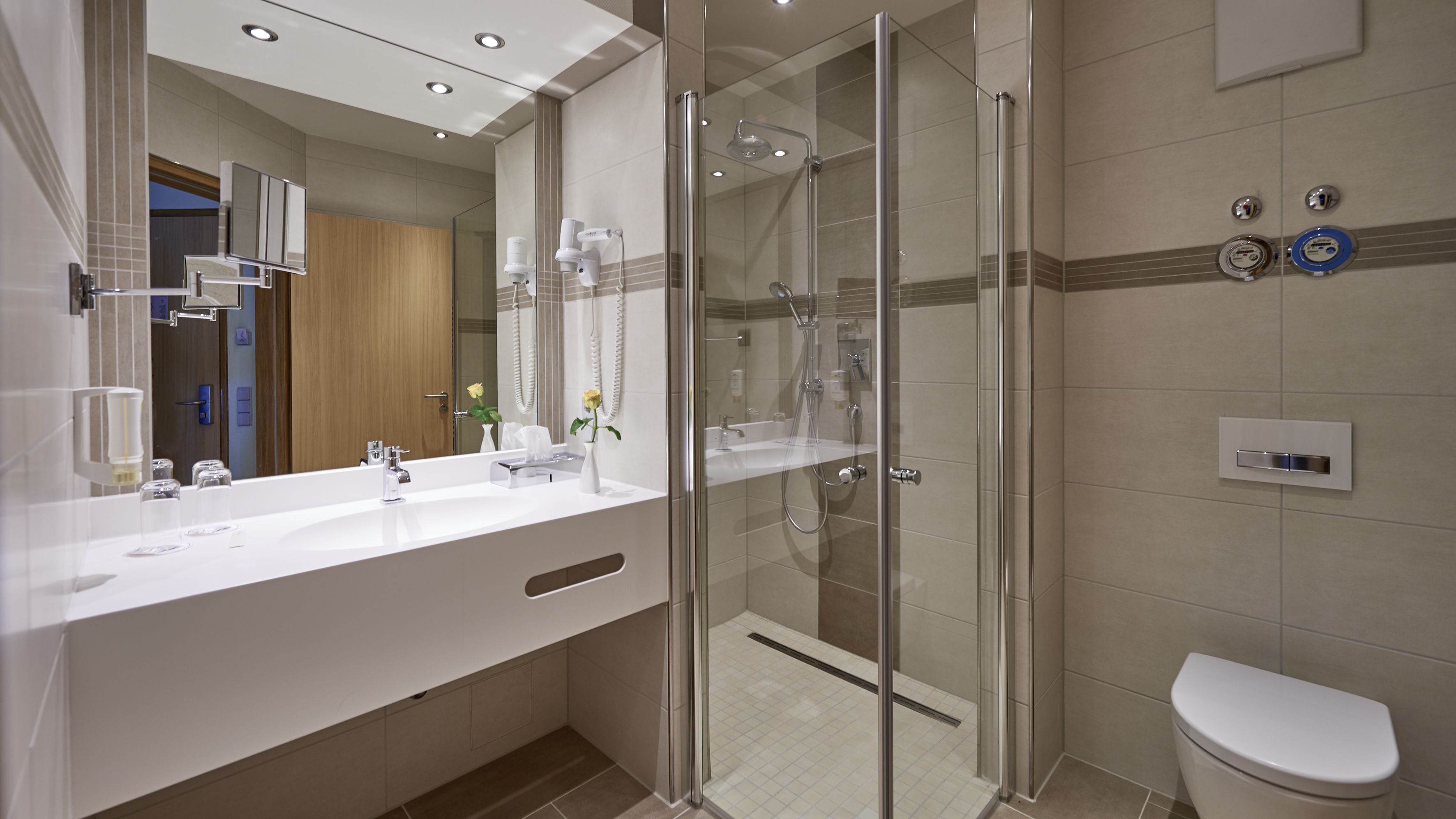 Exclusive Double Room | Bathroom | Free toiletries, towels