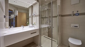 Exclusive Double Room | Bathroom | Free toiletries, towels - Rheinhotel LARUS (Kaltenengers)