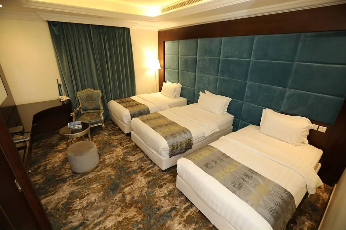 Standard-Dreibettzimmer | Zimmersafe, schallisolierte Zimmer, Bügeleisen/Bügelbrett