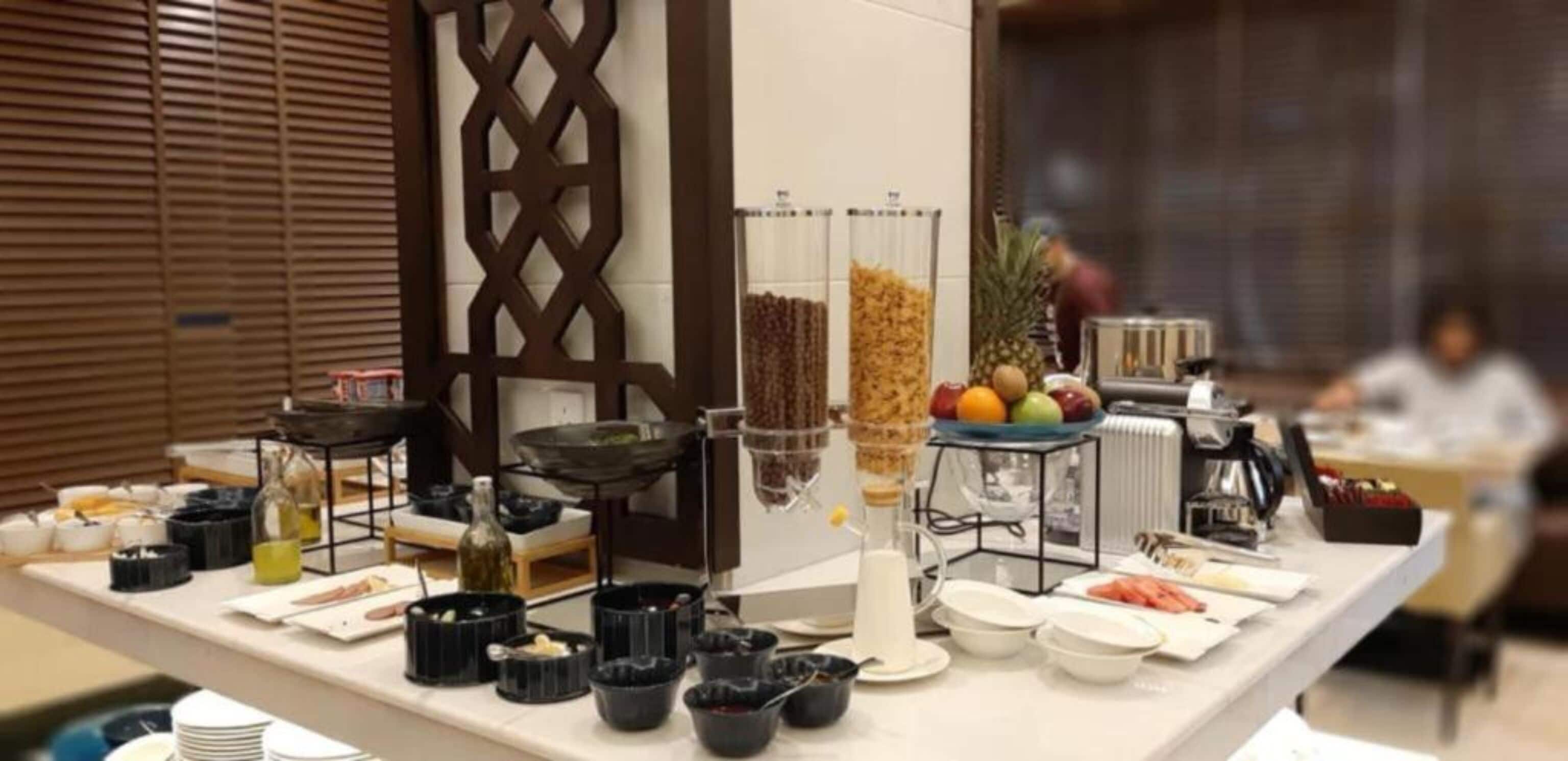 Päivittäinen buffetaamiainen (40 SAR per henkilö)