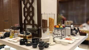 Päivittäinen buffetaamiainen (40 SAR per henkilö)