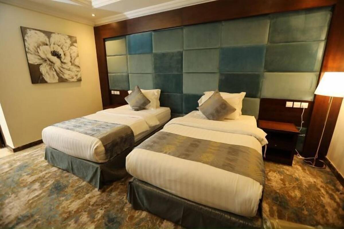 Caja fuerte, sistema de insonorización, tabla de planchar con plancha