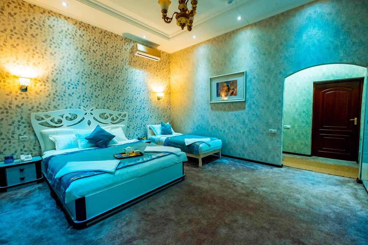 Family Room | Minibar, in-room safe, desk, iron/ironing board (on request)