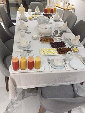 Frokost med lokale retter hver dag (mot et tillegg)