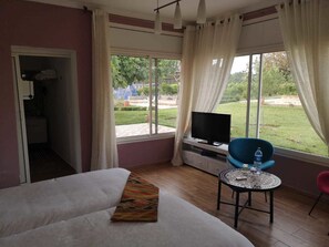 Comfort Studio, 1 Queen Bed, Non Smoking, Garden View | Egyptian cotton sheets, premium bedding, individually decorated