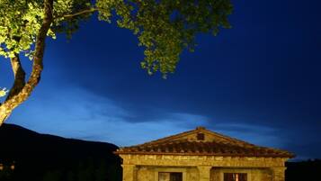 Habitación cuádruple familiar, varias camas, patio, en edificio contiguo | Minibar, caja de seguridad en la habitación y decoración personalizada