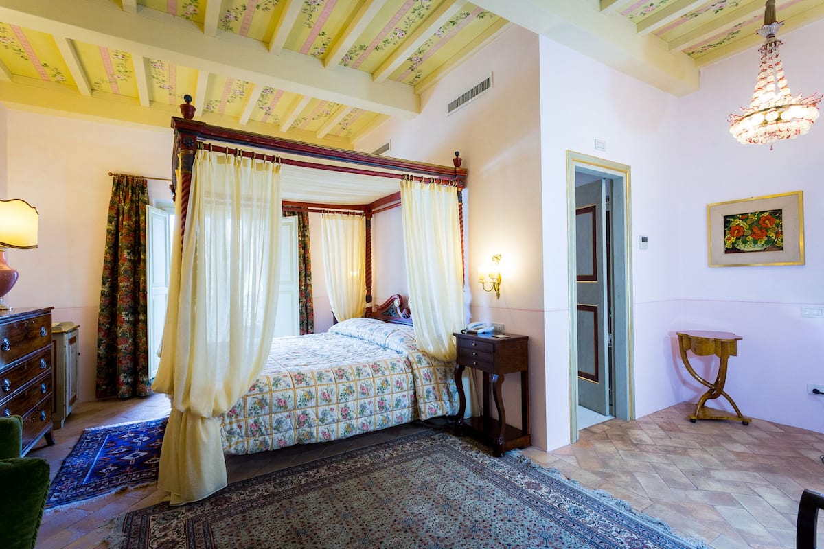 Deluxe Double Room, Non Smoking, Valley View | Minibar, in-room safe, individually decorated, individually furnished