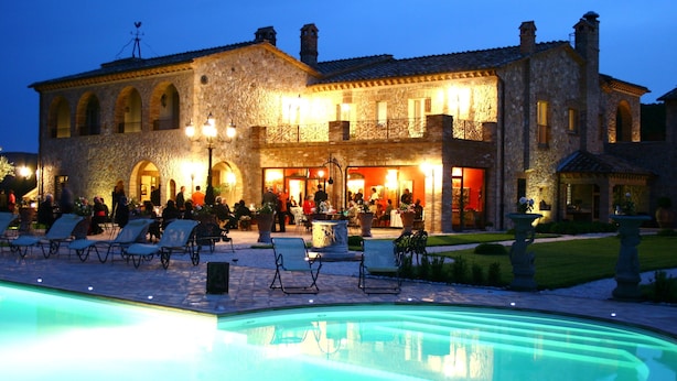 A stone building with outdoor seating and a swimming pool. - Relais Tenuta del Gallo (Amelia)