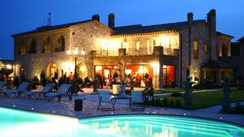 Hồ bơi ngoài trời phục vụ theo mùa