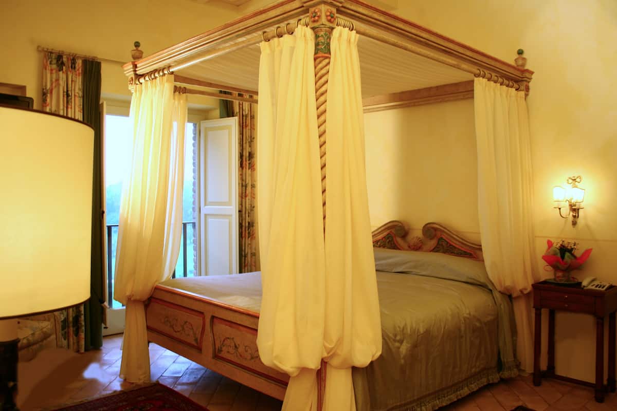 Comfort Room, 1 Queen Bed, Non Smoking, Garden View | Minibar, in-room safe, individually decorated, individually furnished