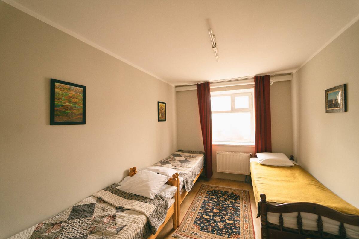 Standaard driepersoonskamer | Een minibar, een kluis op de kamer, een bureau, verduisterende gordijnen