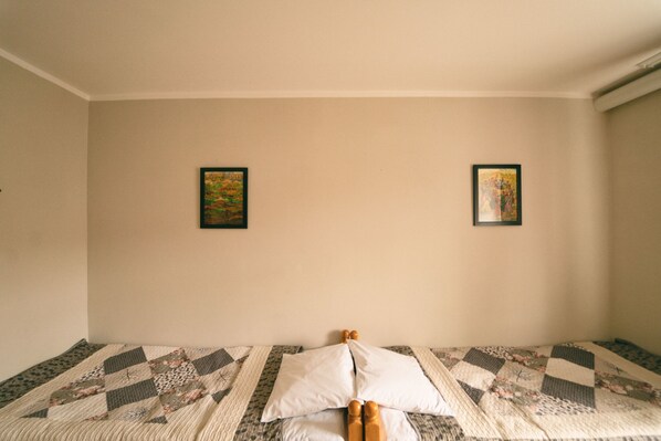 Chambre triple Standard | Minibar, coffre-fort, bureau, rideaux d’obscurcissement