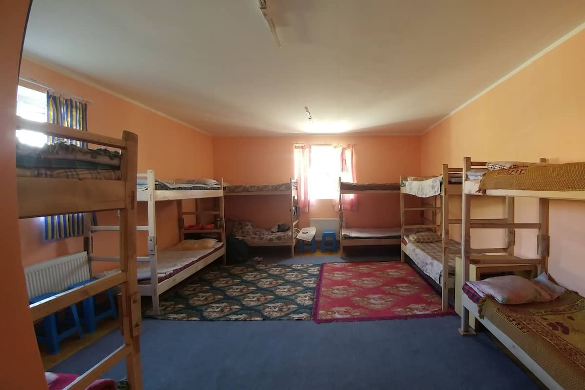 Standaard slaapzaal | Een minibar, een kluis op de kamer, een bureau, verduisterende gordijnen