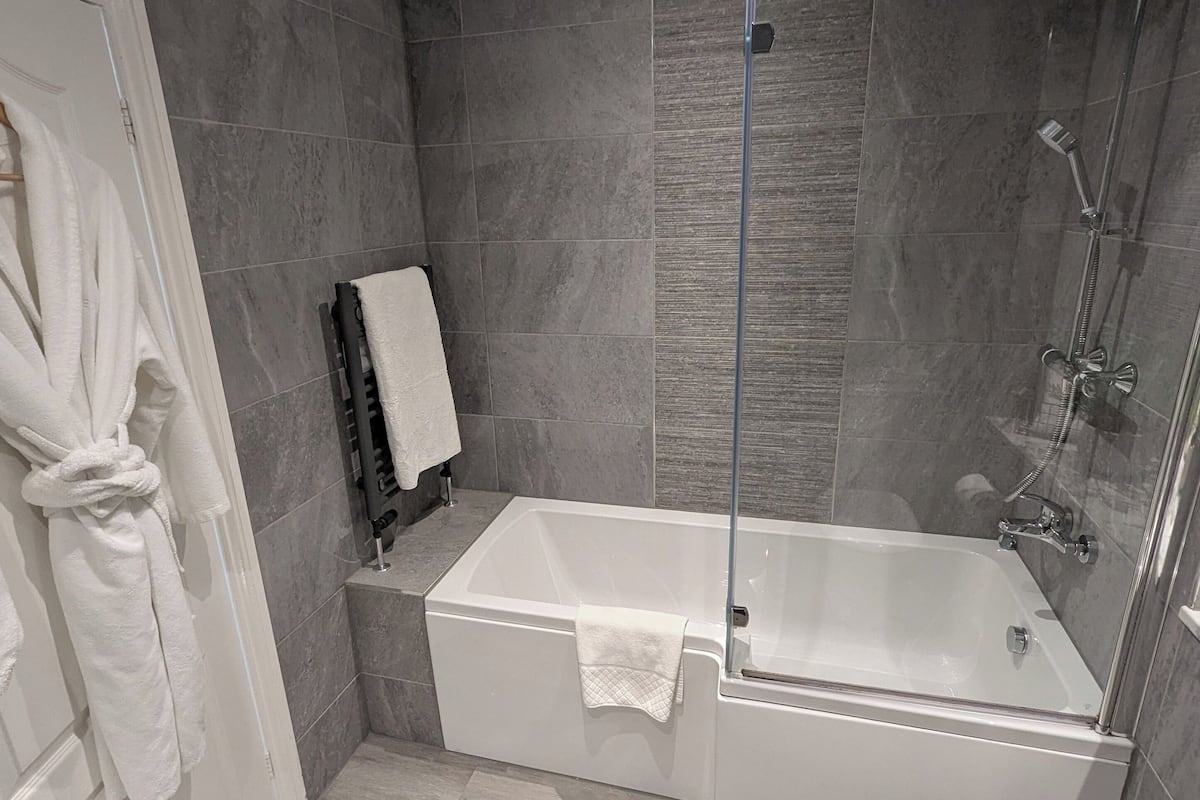 presidential suite, 1 king bed, non smoking | blackout curtains, iron/ironing board, free wifi, bed sheets