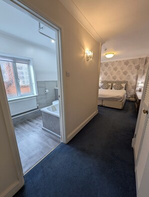 Familierom | Blendingsgardiner, strykejern/-brett, wi-fi (inkludert) og sengetøy