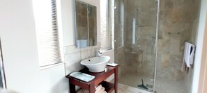 Dusche, kostenlose Toilettenartikel, Haartrockner, Handtücher