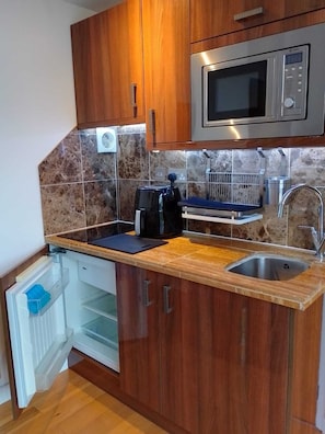 Refrigerador, microondas, parrilla de estufa y tetera eléctrica 