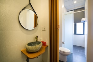 Deluxe-Zimmer, Balkon, Gartenblick | Badezimmer | Dusche, kostenlose Toilettenartikel, Haartrockner, Bademäntel