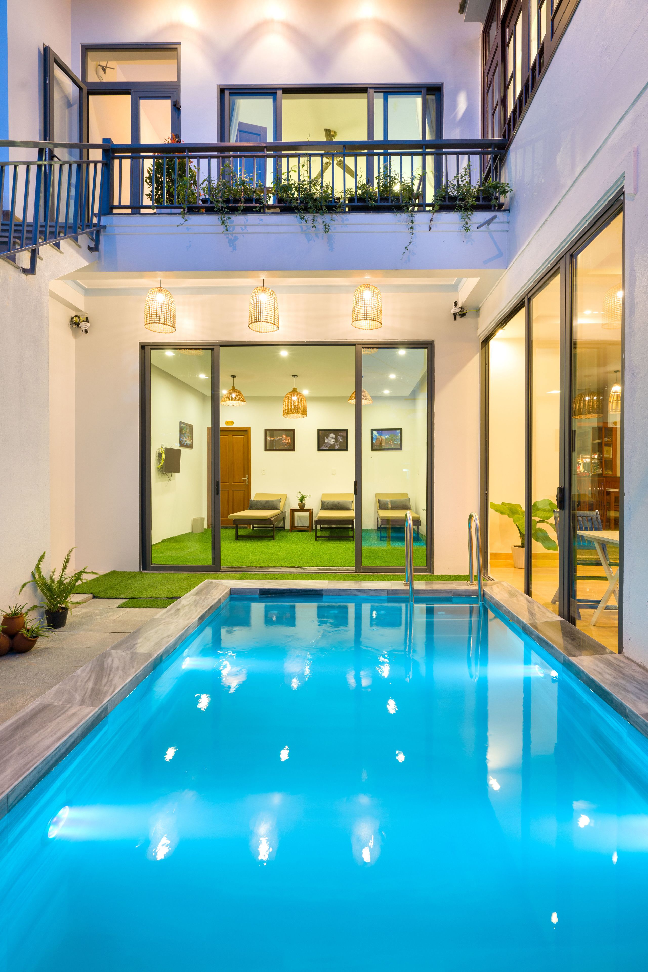 Piscine extérieure, chaises longues