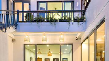 Una piscina al aire libre, sillones reclinables de piscina