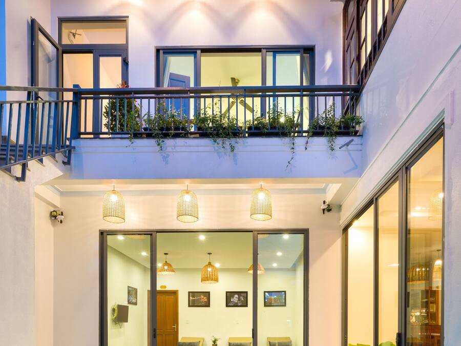 Utendørsbasseng og solsenger