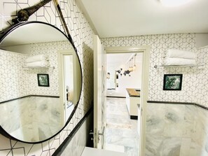 Design Apartment, 1 King Bed, Smoking, Park View | Bathroom | Shower, free toiletries, hair dryer, slippers - Foch Apartment (Marrakech)