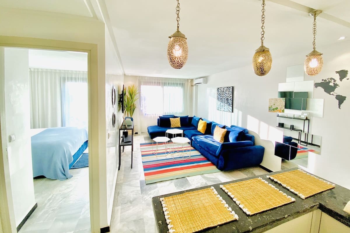 Appartement Design, 1 très grand lit, fumeur, vue sur le parc | Aire de séjour | Téléviseur connecté de 55 po avec télévision par satellite, téléviseur